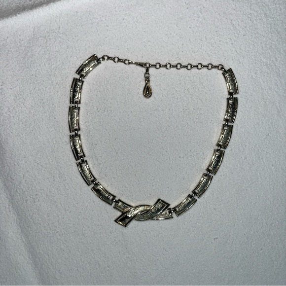Vintage Coro brush finish, light gold tone necklace, Makers mark on clasp - Picture 3 of 10